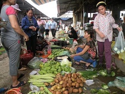 Cứ mưa to hoặc nắng gắt là mặt hàng rau củ lại tăng giá