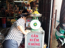 Nhiều cân mẫu, cân kiểm chứng đặt tại các chợ cũng là cân mù