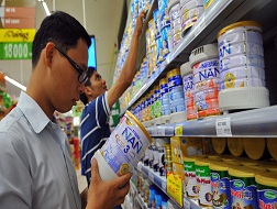 Giá sữa: hai bộ đổ cho nhau