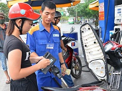 Mỗi lít xăng "cõng" 8.000 đồng thuế, phí!