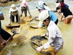 Ở đâu khai thác khoáng sản thì ở đó người dân nghèo đói 