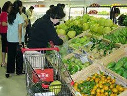Giá thực phẩm tăng, người tiêu dùng giảm mua sắm ở siêu thị