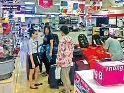 Nhiều nhà bán lẻ đang ém thông tin về mùa mua sắm cuối năm để “sống mái” trên thị trường. 