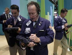 Cổ phiếu Apple lập kỷ lục mới, Dow Jones đóng cửa cao nhất kể từ 2007 