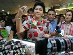 Imelda Marcos tham dự một lễ khai trương cửa hàng ở Manila hồi năm 2006. Ảnh: AP