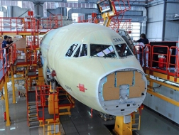 Cảnh tượng lao động bên trong nhà máy của hãng Airbus tại Thiên Tân, Trung Quốc. Ảnh: wired.com