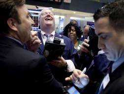 Dow Jones phá vỡ mốc 14.000 điểm