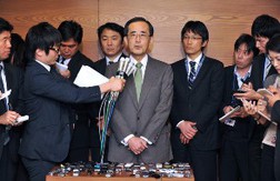 Ông Shirakawa phát biểu trong cuộc họp báo tại trụ sở của BoJ ở Tokyo
