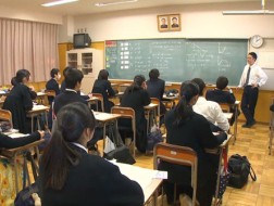 Một lớp học trong trường cấp 2-3 Triều Tiên Tokyo, với bức chân dung hai cố lãnh đạo Triều Tiên Kim Nhật Thành và Kim Jong-il treo trên tường. Ảnh: CNN