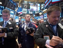 Dow Jones cao nhất 5 năm sau các số liệu lạc quan