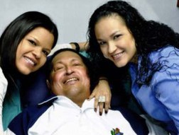 Tổng thống Chavez bên 2 con gái trong bức ảnh mới được công bố tuần trước.