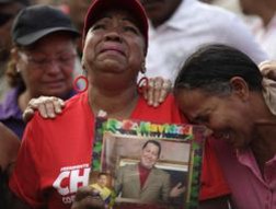 Hàng nghìn người vây quanh linh cữu cố Tổng thống Chavez