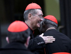 Hồng y Jean-Baptiste Phạm Minh Mẫn từ Việt Nam (giữa) được các hồng y khác chào đón tại Vatican. (Ảnh: AP)