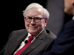 Warren Buffett nhận núi cổ tức 102 triệu USD 