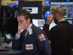 S&P 500 mất mốc cao kỷ lục