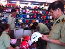 Nhiều cửa hàng lợi dụng thời điểm này tăng giá MBH so với giá niêm yết. Ảnh minh họa