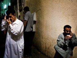 Người lao động Pakistan ở Duabi gọi điện về cho gia đình