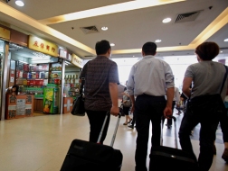 Phía sau các cửa hàng bán lẻ tại một khu mua sắm ở Chu Hải, gần biên giới với Macau, là mạng lưới chuyển tiền ngầm - Ảnh: Reuters