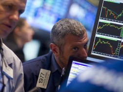 S&P 500 quay trở lại mốc kỷ lục