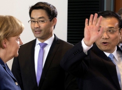 Từ trái sang: Thủ tướng Đức Angela Merkel, Phó thủ tướng kiêm Bộ trưởng kinh tế Đức Philipp Roesler và Thủ tướng Lý Khắc Cường tại cuộc gặp song phương ở Berlin ngày 26-5 - Ảnh: Reuters