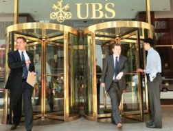 Năm 2009 UBS đã buộc phải cung cấp thông tin của 225 khách hàng cho cơ quan Thuế của Mỹ