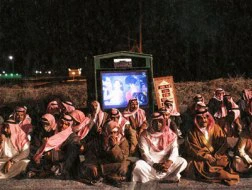 Tập thể người Saudi nghỉ ngơi sau khi nộp đơn thỉnh nguyện lên tỉ phú Alwaleed bin Talal