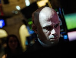 Dow Jones tái lập mốc 15.000 điểm