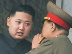 Nhà lãnh đạo Triều Tiên Kim Jong Un (trái) và phụ tá.