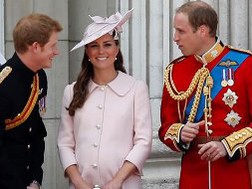 Hoàng tử Harry (trái), Hoàng tử William (phải) và công nương Kate Middleton (giữa). Ảnh: AP
