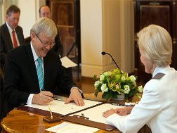 Ông Rudd nhậm chức tại Tòa nhà Chính phủ trước sự chứng kiến của Tổng toàn quyền Úc Quentin Bryce. Ảnh: Reuters