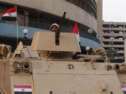 Quân đội canh giữ phía trước đài truyền hình ở Cairo ngày 9-7. Ảnh: REUTERS 