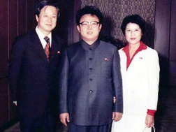 Vợ chồng Shin Sang-ok cùng lãnh đạo Kim Jong-il (giữa) - Ảnh: Screen Daily