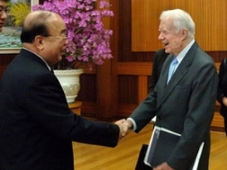 Cựu Tổng thống Mỹ Jimmy Carter gặp Ngoại trưởng Triều Tiên Pak Ui Chun (trái) tại Bình Nhưỡng, ngày 25/4/2011. (Nguồn: AFP/TTXVN)