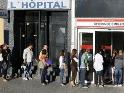 Người dân xếp hàng chờ xin việc ở thủ đô Madrid. (Ảnh: AFP/TTXVN)