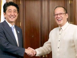 Thủ tướng Nhật Bản Shinzo Abe và Tổng thống Philippines Benigno Aquino III trước cuộc hội đàm ở Manila hôm 27/7 - Ảnh: Asahi Shimbum.