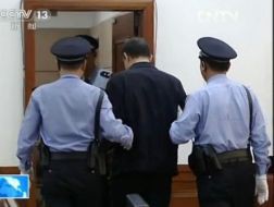 Cảnh sát đưa Bạc Hy Lai vào phòng xử án hôm 26/8. Ảnh: CCTV.