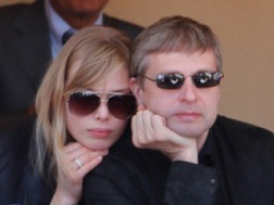 Tỉ phú Dmitry Rybolovlev và vợ thời còn nồng ấm - Ảnh: AFP