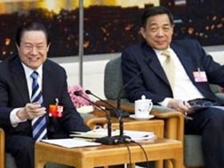 Ông Chu Vĩnh Khang (trái) và ông Bạc Hy Lai trong những ngày hoàng kim. Ảnh: SCMP