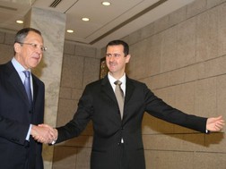 Tổng thống Syria Bashar al-Assad (phải) bắt tay Ngoại trưởng Nga Sergei Lavrov hồi năm 2008