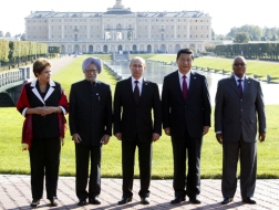Lãnh đạo các nước nhóm BRICS gặp nhau bên lề Hội nghị thượng đỉnh G-20 tại St. Petersburg, Nga ngày 5/9. Ảnh: THX/TTXVN