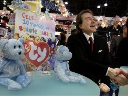Tỉ phú Ty Warner bên cạnh các món đồ chơi thương hiệu Beanie Babies - Ảnh: AFP