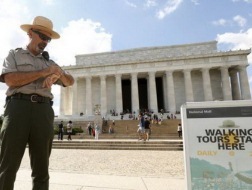 Một nhân viên bảo vệ tại Đài tưởng niệm Lincoln ở thủ đô Washington - Ảnh: Reuters