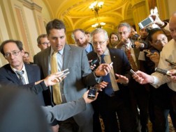 Nhà báo vây quanh lãnh đạo nhóm đa số tại Thượng viện Harry Reid. 