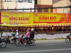 Bánh trung thu hết thời "làm một mùa ăn cả năm"