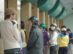 Ngân hàng &ldquo;chặt đẹp&rdquo; người dùng thẻ