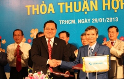  Đại diện Sacombank, ông Phan Huy Khang &ndash; Tổng giám đốc (bên trái) và đại diện Eximbank, ông Trương Văn Phước &ndash; Tổng giám đốc ký kết thỏa thuận hợp tác