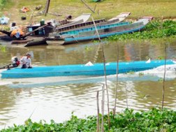 Đường cát nhập lậu tấp nập dưới kênh Vĩnh Tế, huyện Tịnh Biên (An Giang)