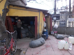 Hà Nội: 2.000 lít rượu &ldquo;trữ&rdquo; trong&hellip;21 săm xe ô tô
