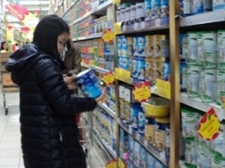 Sữa đua nhau tăng giá, người tiêu dùng hoang mang