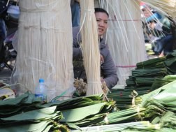 Lá dong xuống phố